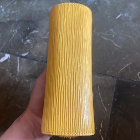 Louis Vuitton yellow epi leather zippy pouch bag. Peeling inside Serial # inside - Picture 3 of 6